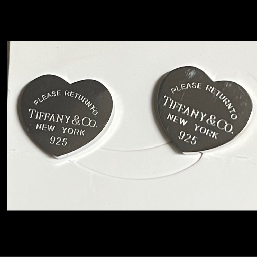Return to New York silver or gold heart stud earrings excellent quality - Picture 3 of 3
